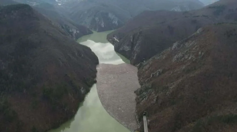 Problem plutajućeg otpada ponovo eskalirao u Drinskom jezeru