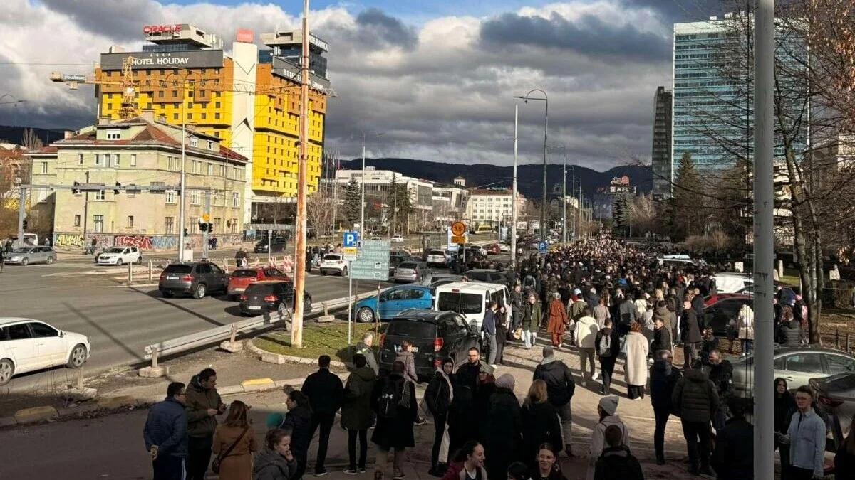 Mirni protesti ispred Zemaljskog muzeja, u Kantonu Sarajevo danas Dan žalosti