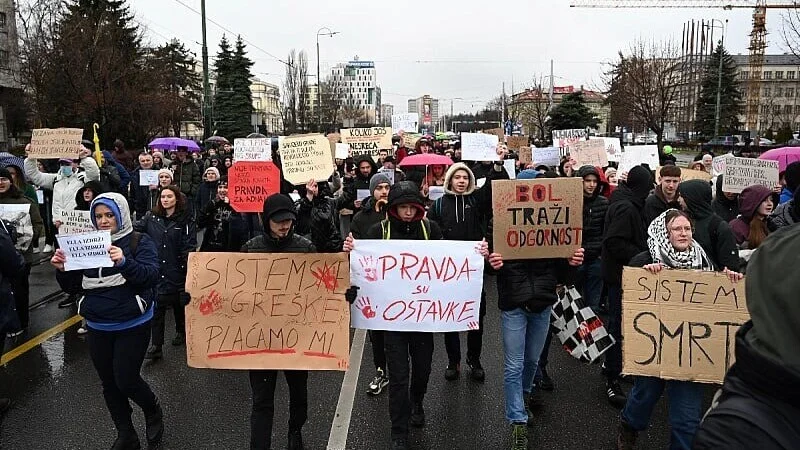 U Sarajevu se nastavljaju protesti građana, organizatori pozivaju na Plenum i definisanje zahtjeva prema vlastima