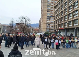 Građani Zenice pružili podršku mladima Sarajeva: Poruke pravde i odgovornosti sa Trga BiH (FOTO)