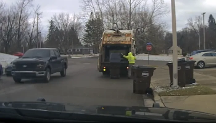 Muškarac se od policije sakrio u kantu za smeće pa skoro završio u kamionu za otpad