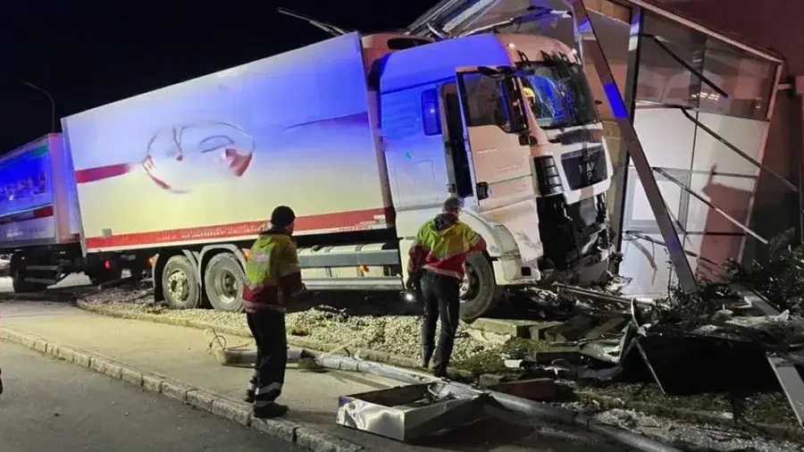 Vozač iz BiH (62) udario u autobusku stanicu, pa u zgradu