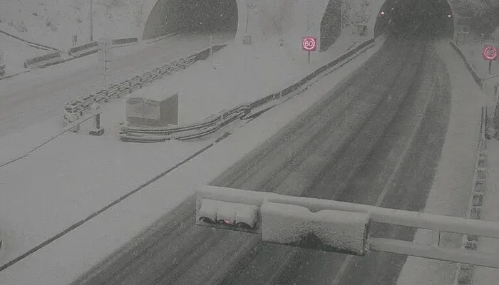 Snijeg prekrio dijelove Hrvatske i stvorio saobraćajne probleme