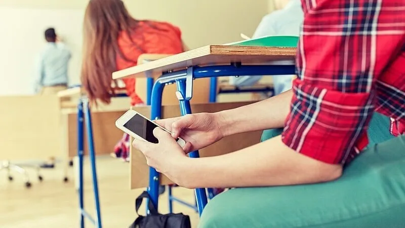 Zatražena zabrana korištenja mobitela učenika u svim osnovnim školama u BiH