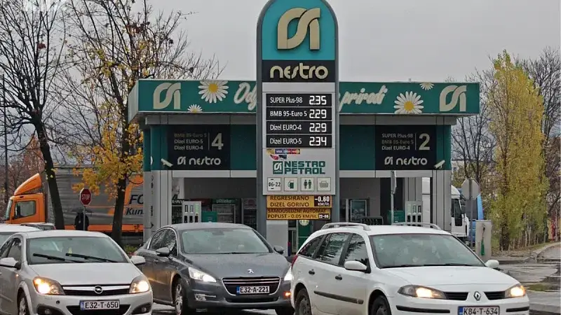 Na pumpama u RS-u od danas gorivo jeftinije za 0,10 KM po litru, uz ličnu kartu koju je izdao MUP RS-a