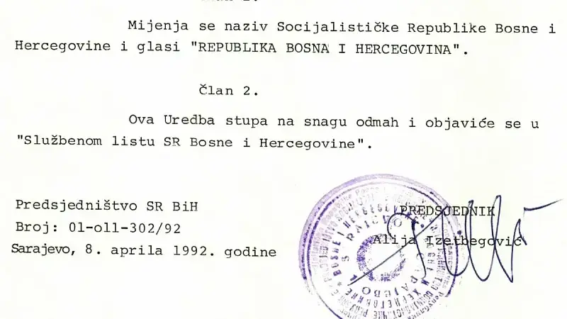 Na današnji dan 1992. godine odlukom Predsjedništva SR BiH promijenjen je naziv države u Republika BiH