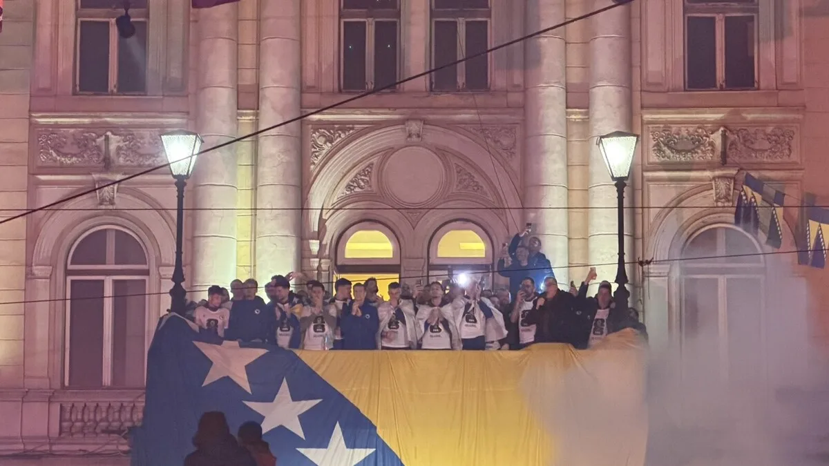 Spektakularan doček Zmajeva ispred Vječne vatre u Sarajevu