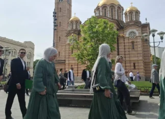 Maturanti banjalučke medrese prošetali centrom grada: „Osjećali smo se kao porodica“
