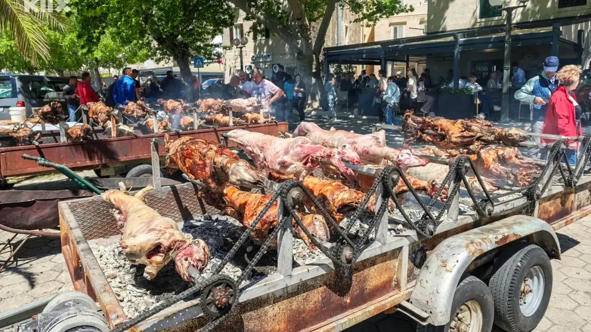 Makarska ispunjena turistima iz BiH, u Baškoj Vodi janjci na ražnju mamili poglede prolaznika