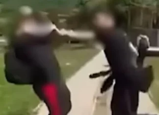 Uznemirujuće scene iz BiH: Dječak krvnički tukao vršnjaka, ostali snimali (VIDEO)