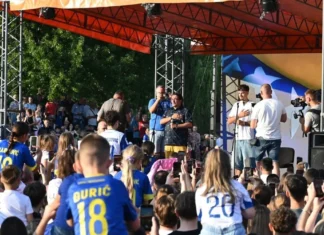 Alajbegović izazvao oduševljenje u Bugojnu, dočekali ga brojni navijači u dresovima BiH