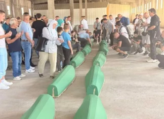Tužna povorka s tabutima deset žrtava genocida stigla u Potočare