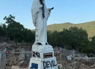 Vandalizam u Međugorju: Kip Gospe premazan crnom bojom, ostavljena jeziva poruka; zapaljen i oltar