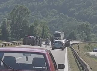 Saobraćajna nesreća kod Zenice: Potpuna obustava saobraćaja na M-17 nakon sudara dva automobila