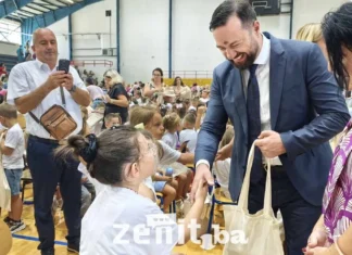 Oko 1.000 zeničkih prvačića svečano dočekano na početku školske godine (FOTO)