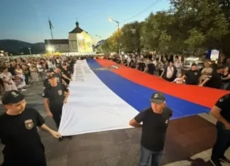 Skandalozno: Veliki broj ljudi u Banjoj Luci odao počast presuđenom ratnom zločincu Ratku Mladiću