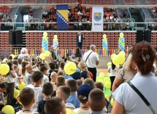 Grad Zenica obradovao prvačiće: Ruksaci i radne sveske za početak školovanja