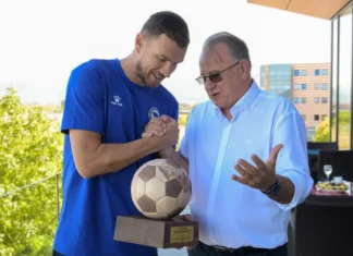 Premijer Nikšić uručio posebnu zahvalnicu Vlade FBiH Edinu Džeki (FOTO)