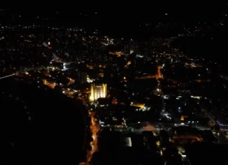 RMK Promet Zenica osvijetlio cijelu zgradu: “Ne gasimo svjetla, već ih palimo”