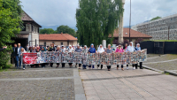 Okupljanje srebreničkih Majki u znak sjećanja na 11. juli 1995. godine