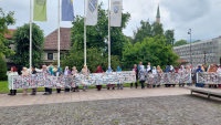 Okupljanje srebreničkih Majki u znak sjećanja na 11. juli 1995. godine