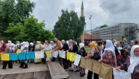 Okupljanje srebreničkih Majki u znak sjećanja na 11. juli 1995. godine