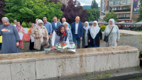 Okupljanje srebreničkih Majki u znak sjećanja na 11. juli 1995. godine