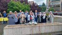 Okupljanje srebreničkih Majki u znak sjećanja na 11. juli 1995. godine