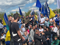 Rijeka ljudi na Smetovima kod Zenice podržala skup Rame Isaka "Domovina te zove"