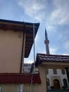 Oskrnavljene zastave na ulazu u Čaršijsku džamiju i Šehidsko mezarje