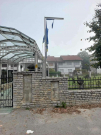 Oskrnavljene zastave na ulazu u Čaršijsku džamiju i Šehidsko mezarje